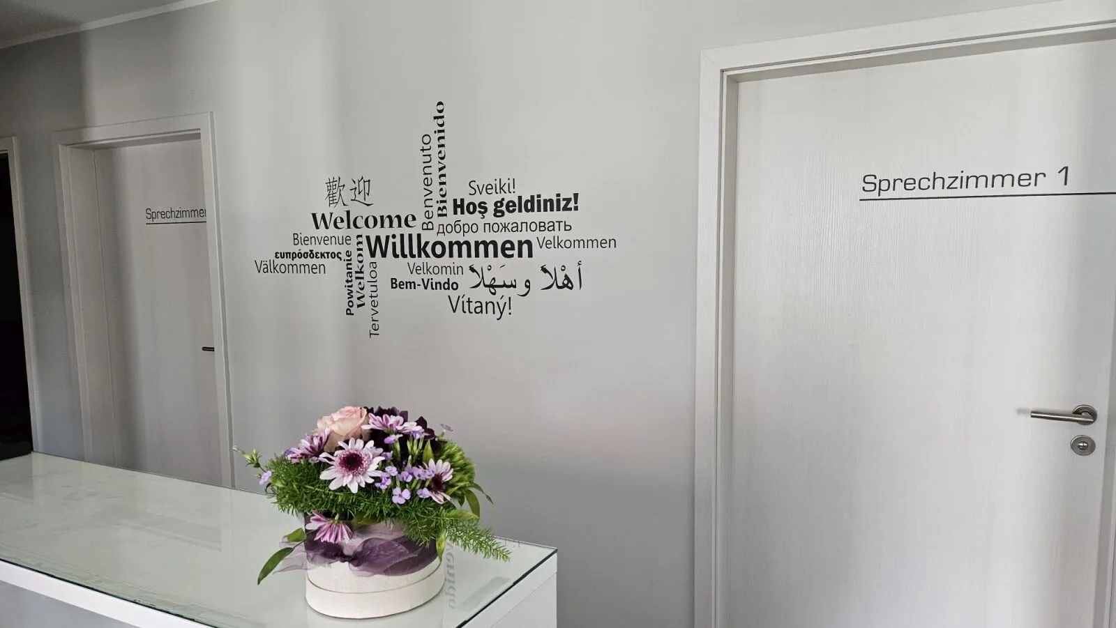 Empfangstresen mit Blumen vor dem Sprechzimmer
